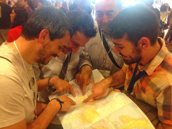 Blogueros agrupados en torno a un mapa